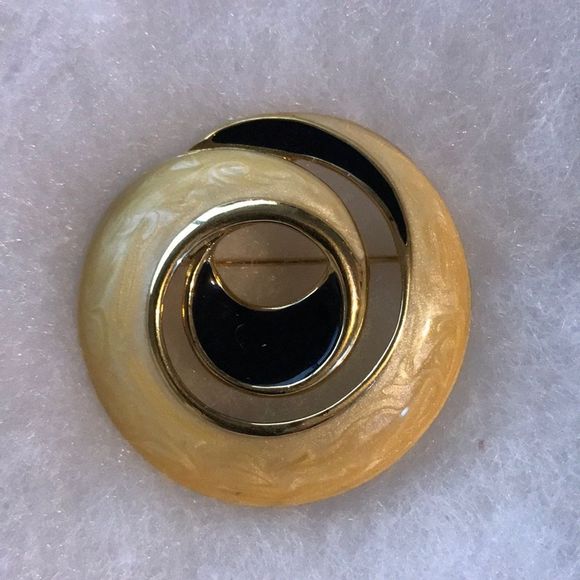 Vintage Trifari yellow and Black Enamel Brooch - Picture 1 of 3